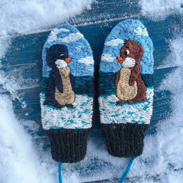 Вышитые шерстью варежки
