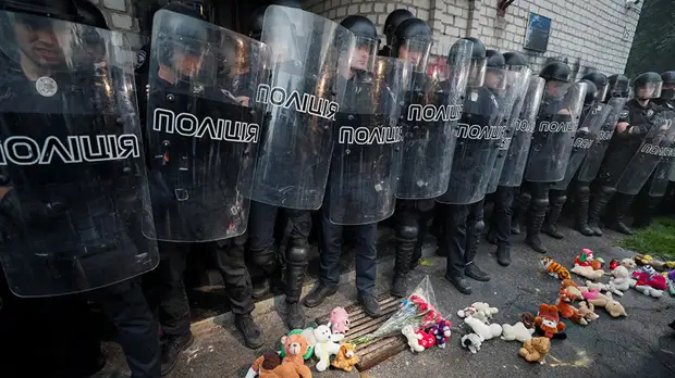 Непотопляемый министр: Зеленский рассмотрит петицию об отставке главы МВД Авакова