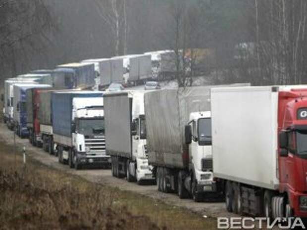 На границе с РФ образовалась огромная очередь из фур На границе с РФ образовалась огромная очередь из фур