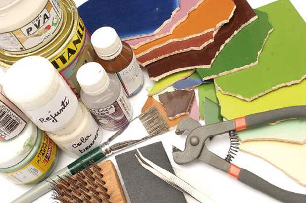 Мозаика на садовой лавке: Для работы вам понадобится краска для дерева, кафельная плитка, кусачки, затирка для кафеля, клей для кафеля, щеточки и кисточки