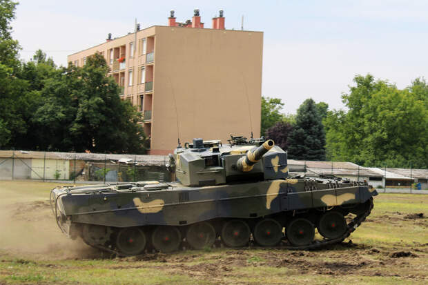 Глава МО Испании Роблес объявила о планируемой передаче ВСУ танков Leopard 2A4