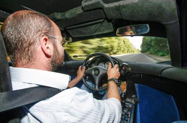 Центральное место водителя в британском суперкаре McLaren F1.