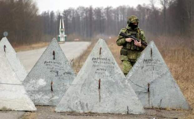 На фото: сотрудник пограничной службы Республики Беларусь патрулирует территорию на границе Беларуси и Украины в районе пункта пропуска «Новая Гута» в Гомельской области, 2025 год.