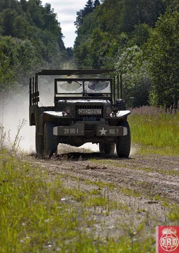 По инструкции Dodge WC-63 требовал еженедельного обслуживания, включающего шприцовку громадного количества точек (хотели бы мы взглянуть на военного водителя, который это скрупулезно выполнял). Хотя если сравнить с обязательной заменой моторного масла через каждые 800 километров у нашей родной «полуторки»…