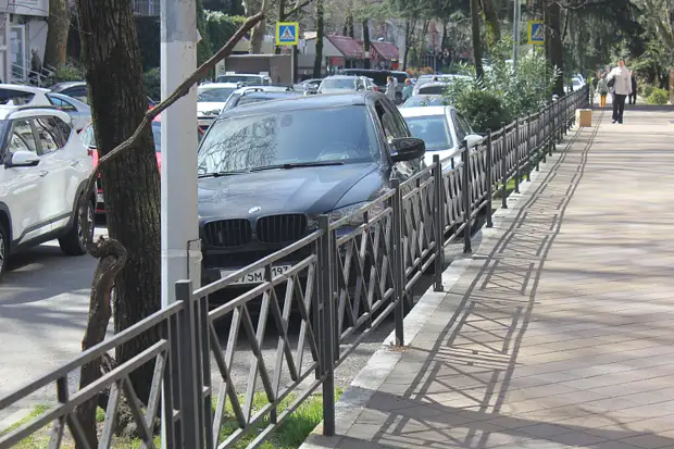 В Сочи на улице Воровского металлические ограждения заменят ограничителями