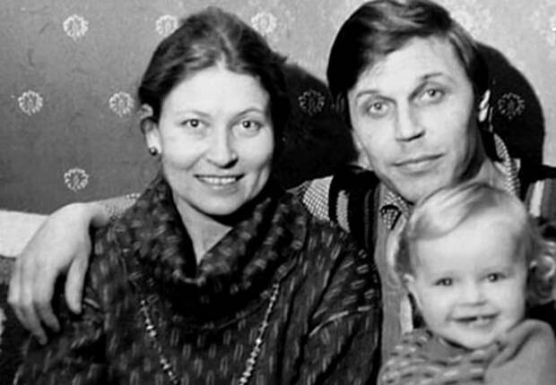 с мужем и дочкой