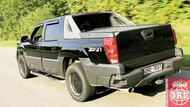 И все-таки это злость. Да, настолько агрессивный образ мог родиться только в США. С другой стороны, пусть лучше так, чем безликие представители азиатского дизайна. Здесь же каждая линия кричит о характере, каждый изгиб сообщает о скрытой силе, а ворчливый утробный звук двойного выхлопа ставит жирную точку после слова «неординарный». 