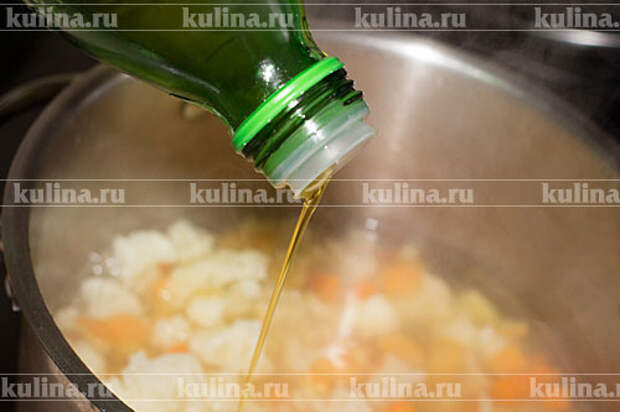 Влить оливковое масло, сварить овощи до мягкости.  