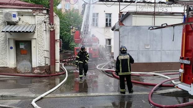 Пожар в центре Москвы тушили 16 единиц техники, 56 человек и вертолет