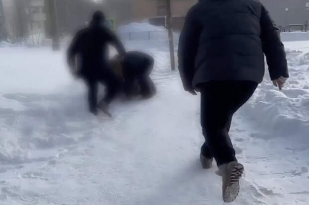 Скрученный силовиками российский подросток попал на видео