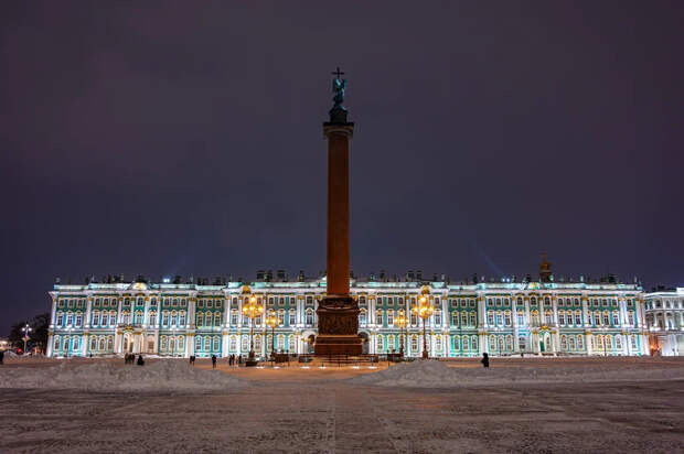 Туристы и петербуржцы образовали гигантскую очередь на вход в Эрмитаж