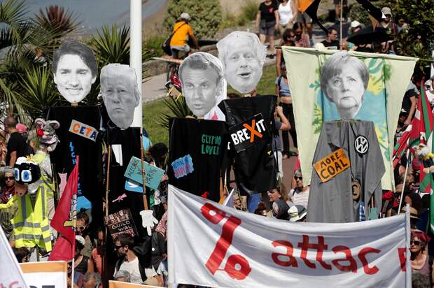 Протест в Андай, недалеко от Биаррица, Франция, 24 августа 2019 года, в день открытия саммита G7. Гийом Оркахуэло, EPA-EFE.png