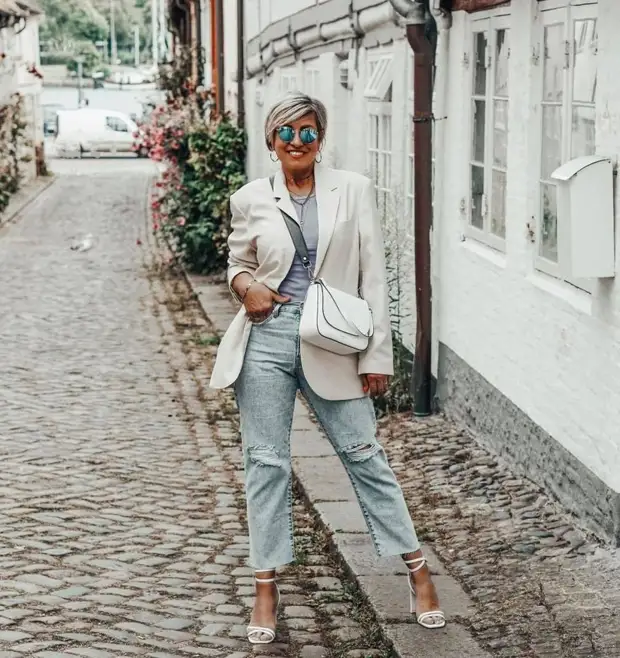 С чем стильно носить джинсы дамам 40 лет летом: 13 очаровательных вариантов