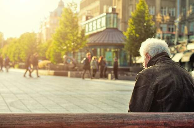 Чувство одиночества в пожилом возрасте связано с ожиданиями людей