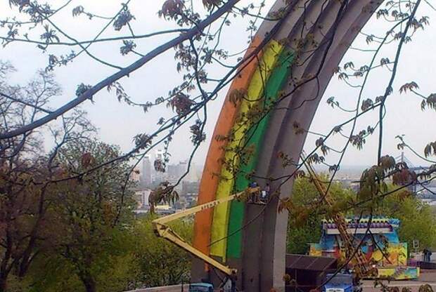 В Киеве активисты не дали покрасить арку Дружбы народов в цвета ЛГБТ. ВИДЕО