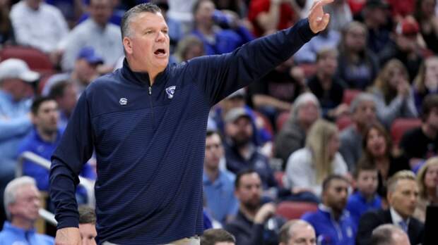 Greg McDermott calls in a play during the Elite Eight.