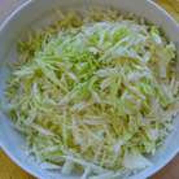 Капусту тонко нашинковать. Сейчас в сезон молодой капусты салат получается особенно вкусным! 