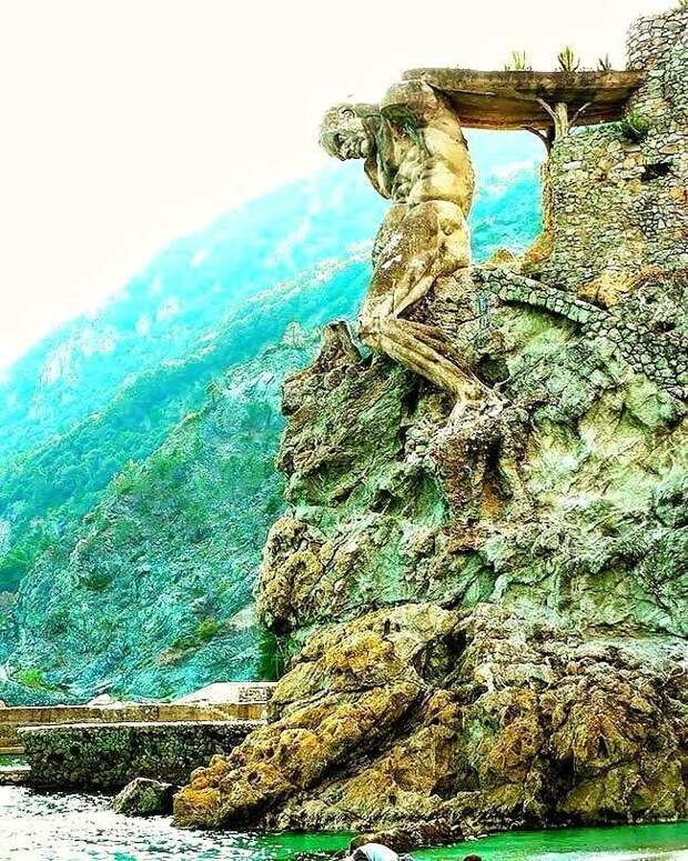 Гигантская статуя в итальянской деревне Монтероссо-аль-Маре.