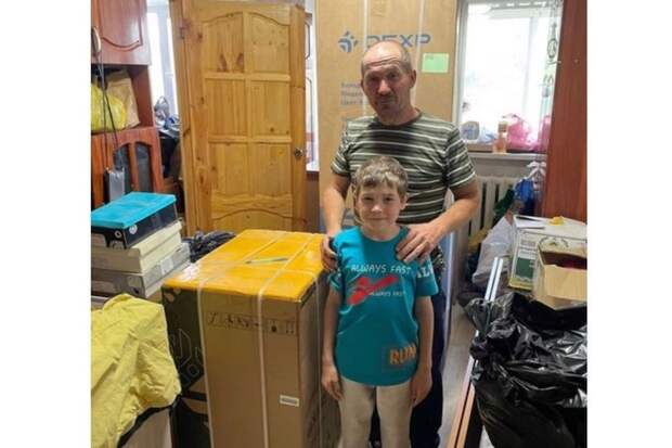 Многодетной семье погорельцев из Смоленской области фонд Сергея Неверова помог со стройматериалами