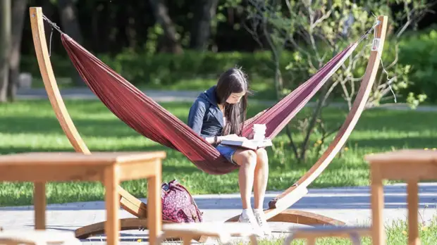 В ряде московских парков появились полки буккроссинга и летняя читальня