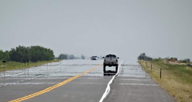 Почему воздух над огнем дрожит. Искажение воздуха над асфальтом. Источник изображения: index.hu. Фото.