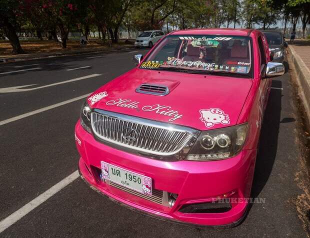 Toyota Hilux Vigo — передвижной бар Hello Kitty