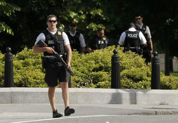 Полиция у Белого Дома. Неизвестный размахивал оружием перед белым домом, когда тым находился Барак Обама