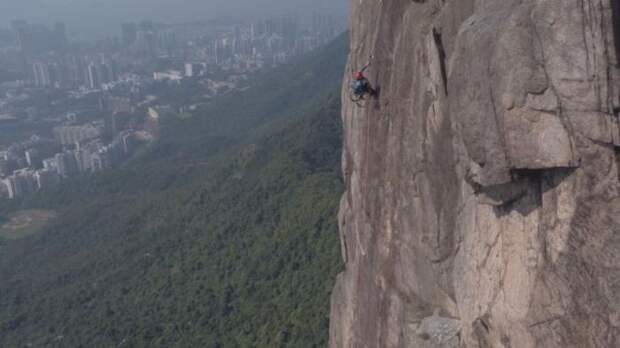Сильный человек в инвалидной коляске Лезет горы в Китае (7 фото)