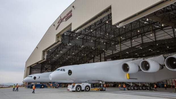 Stratolaunch выезжает из ангара.