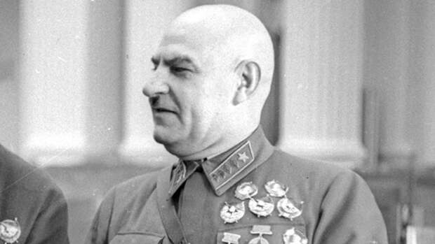Что творил на войне любимец Сталина маршал Кулик? Потом его расстреляли