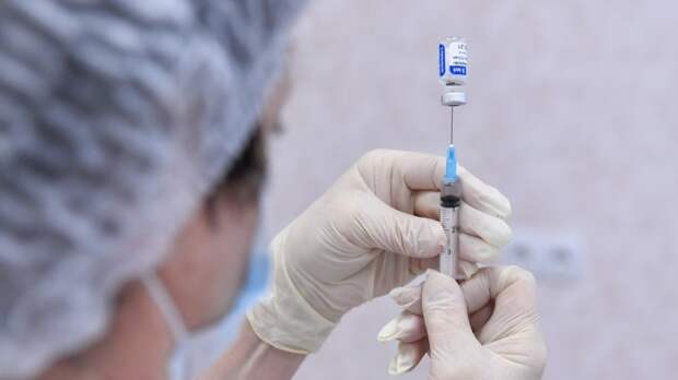 «Подставить плечо коронавирусу». Почему россияне не спешат вакцинироваться