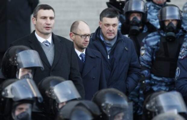 Виталий Кличко, Арсений Яценюк и Олег Тягнибок (слева направо) во время акции протеста сторонников евроинтеграции
