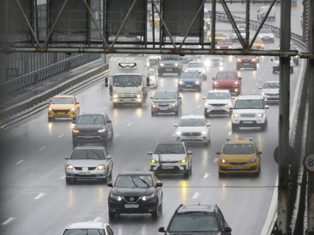 КС разрешил россиянам, живущим за границей, ездить по иностранным правам при визитах в РФ