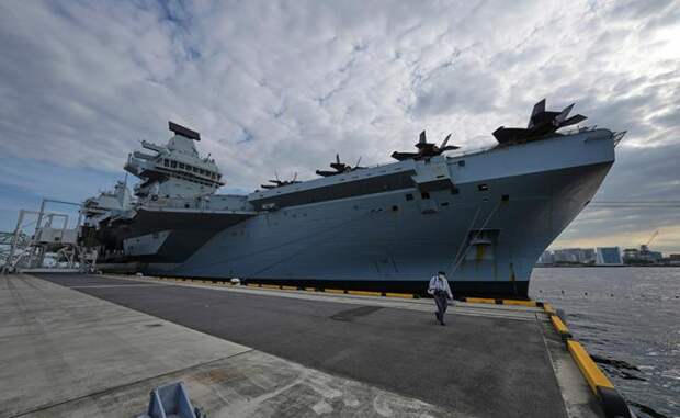 На фото: авианосец британских ВМС "Принц Уэльский"