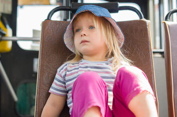 Картинки по запросу ребенок в общественном транспорте