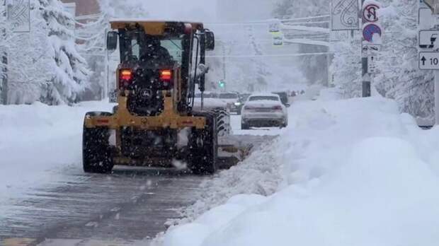 В Майкопе для ликвидации последствий снегопада задействован весь парк спецтехники