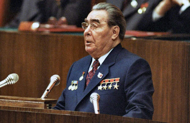 Брежнев выступает на съезде. Общественное достояние