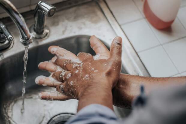 Гастроэнтеролог Кашух: Летом особенно важно тщательно мыть руки