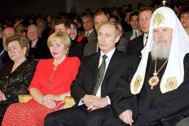 Патриарх Алексий II (скончался в 2008 году), Владимир Путин, Людмила Путина и Наина Ельцина, 10 июня 2000 года