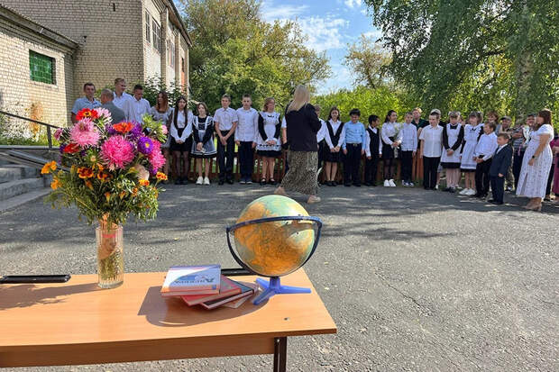 Единственный первоклассник как символ последней надежды: «Комсомолка» побывала на первом звонке в селе, которому помогла спасти школу