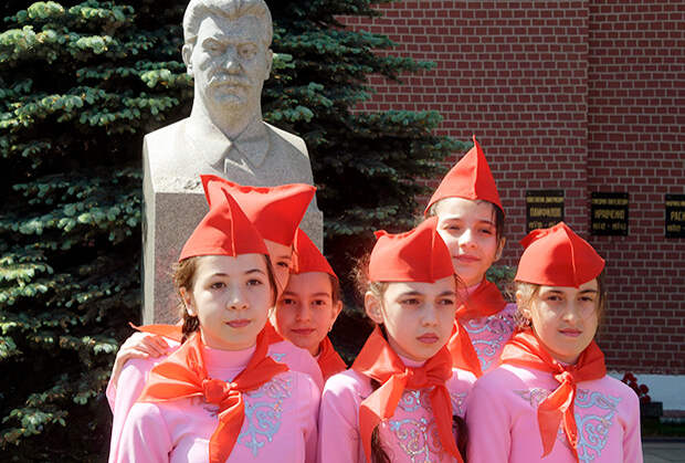 Школьницы на торжественном приеме в пионеры на Красной площади в Москве.