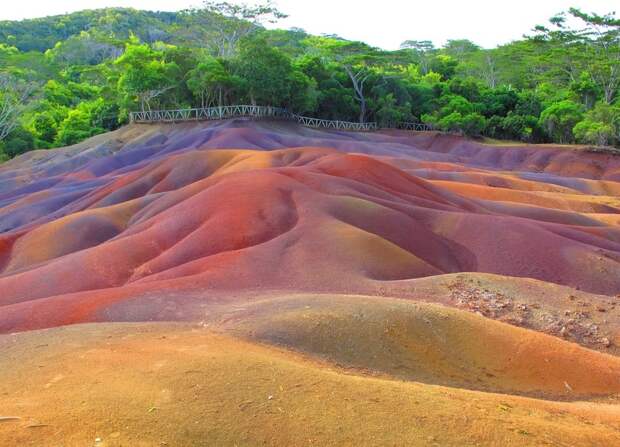 Таинственные разноцветные пески, рисунок которых не может нарушить ни ветер, ни дождь