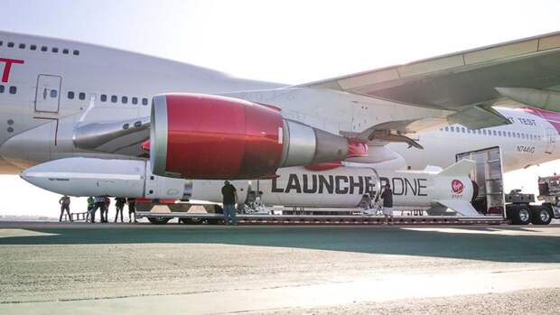 Ракета Launcher One под крылом самолета Boeing 747