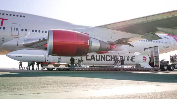 Ракета Launcher One под крылом самолета Boeing 747