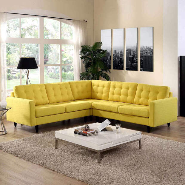 желтый угловой диван в дизайне интерьера гостиной фото