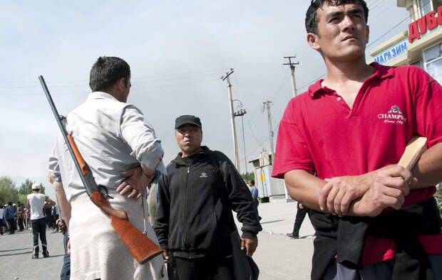 Межэтнические столкновения в Киргизии. Узбеки спасаются бегством.