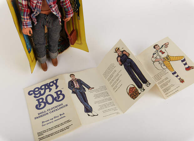 Вместе с куклой шел бумажный проспект с манифестом и фотографиями нарядов, которые можно было заказать отдельно по почте.