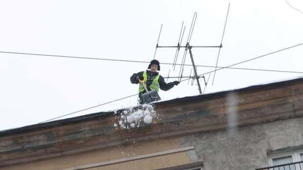 В четырех районах Петербурга очистят от снега больше 200 крыш