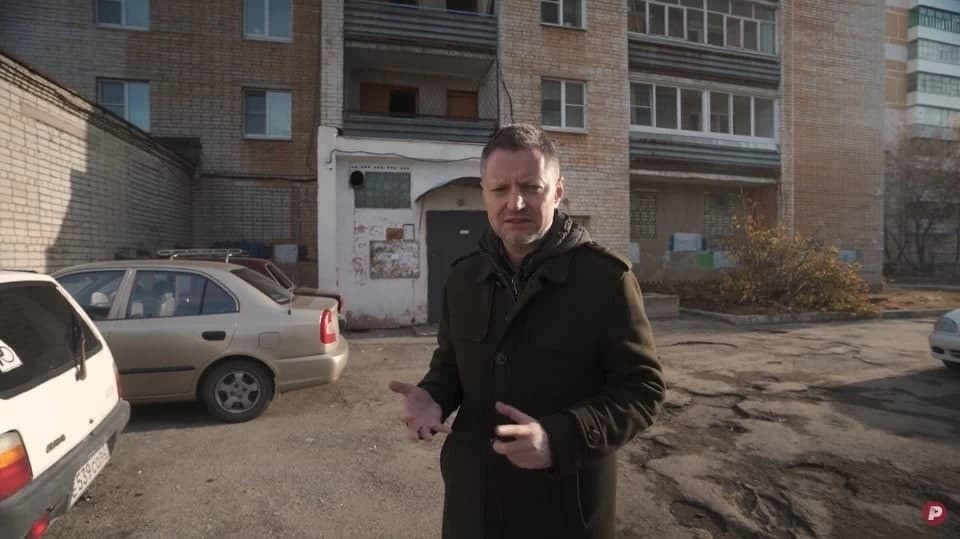 По словам Алексея Пивоварова, с 23 ноября он сидит дома, а в съёмках и работе редакции участвует онлайн