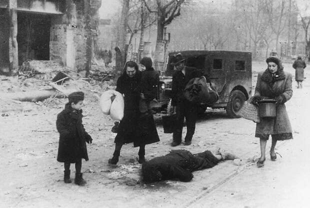 Вена. Апрель 1945 года. Возвращение беженцев.